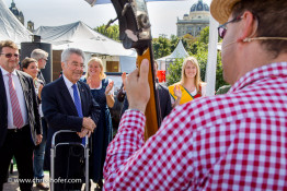 Bundespräsident Dr. Heinz Fischer besucht das Fest Waldviertelpur am Heldenplatz Wien 26.08.2015 Foto: Chris Hofer